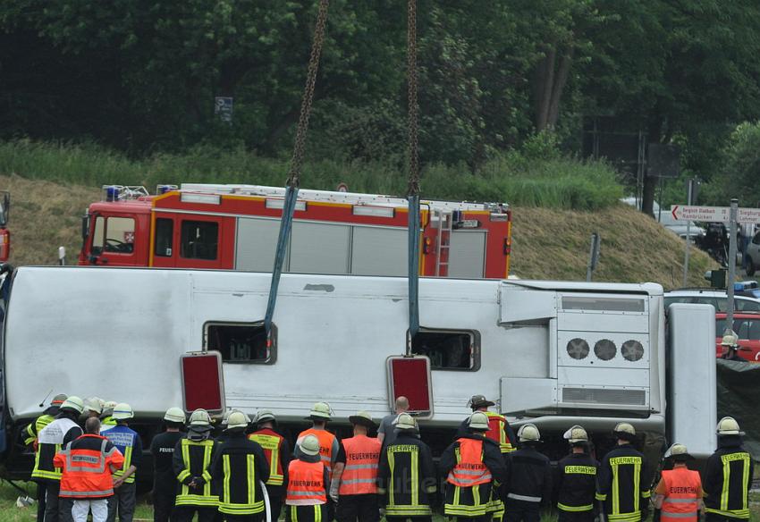 Schwerer Unfall mit Reisebus Lohmar Donrather Dreieck P544.JPG